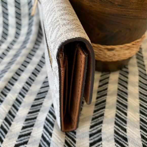 Michael Kors Jet Travel Carryall Trifold Wallet - Picture 4 of 8